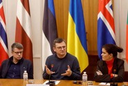 Ngoại trưởng Ukraine - ông Dmytro Kuleba (giữa), Ngoại trưởng Litva - Gabrielius Landsbergis (trái) và Ngoại trưởng Iceland - bà Thordis Gylfadottir trong cuộc họp báo chung ở thủ đô Kiev (Ukraine) ngày 28-11. Ảnh: REUTERS