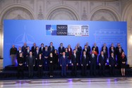 Tổng thư ký NATO Jens Stoltenberg (giữa) chụp ảnh cùng ngoại trưởng các nước NATO tại cuộc họp ở thủ đô Bucharest (Romania) ngày 29-11. Ảnh: REUTERS