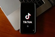 Logo của nền tảng video âm nhạc và mạng xã hội Trung Quốc TikTok. Ảnh: THE GUARDIAN