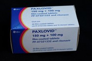 Hộp thuốc Paxlovid của công ty Pfizer. Ảnh: REUTERS