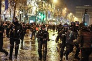 Bạo loạn ở thủ đô Paris (Pháp) ngày 18-12 sau trận chung kết FIFA World Cup 2022 giữa Pháp và Argentina. Ảnh: AFP