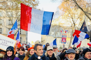 Biểu tình tại Paris ngày 18-12 phản đối các chính sách NATO và EU (hai tổ chức mà Pháp là thành viên). Ảnh: TWITTER