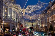 Đèn Giáng sinh tại phố Regent ở thủ đô London - phố thương mại sầm uất nhất nước Anh. Ảnh: AP