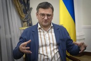 Ngoại trưởng Ukraine Dmytro Kuleba trả lời phỏng vấn với hãng tin AP tại tại trụ sở Bộ ngoại giao ở thủ đô Kiev (Ukraine) ngày 26-12. Ảnh: AP