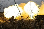 Một binh sĩ Ukraine nã đạn pháo về phía các vị trí của quân Nga ở ngoại ô Bakhmut, miền đông Ukraine. Ảnh: AFP