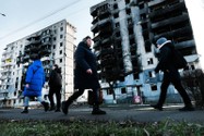 Người dân đi bộ qua thị trấn Borodianka, ngoại ô Kiev (Ukraine) ngày 2-1. Ảnh: BLOOMBERG