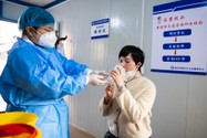 Người dân tỉnh Hồ Nam (TQ) dùng một liều vaccine COVID-19 dạng hít tại một trung tâm dịch vụ y tế cộng đồng tỉnh Hồ Nam (TQ) ngày 22-12-2022. Ảnh: TÂN HOA XÃ
