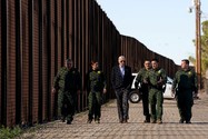 Tổng thống Mỹ Joe Biden nói chuyện với các sĩ quan tuần tra biên giới tại bức tường biên giới Mỹ-Mexico ở thành phố El Paso, bang Texas (Mỹ) ngày 8-1. Ảnh: REUTERS