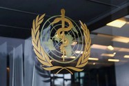 Logo của Tổ chức Y tế Thế giới (WHO) ở lối vào trụ sở WHO, ở thành phố Geneva (Thụy Sĩ) ngày 20-12-2021. Ảnh: REUTERS