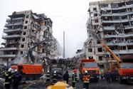 Nhân viên cứu hộ làm việc tại khu chung cư bị sập nghi do pháo kích ở TP Dnipro (Ukraine) ngày 15-1. Ảnh: REUTERS