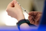 FDA Mỹ đề xuất tiêm vaccine COVID-19 mỗi năm như bệnh cúm. Ảnh: REUTERS