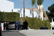 Cảnh sát tại hiện trường vụ nổ súng sáng 28-1 ở khu phố Beverly Crest, TP Los Angeles bang California (Mỹ). Ảnh: AP