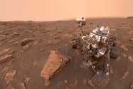 Xe tự hành Curiosity của NASA tại một mẫu khoan ở sao Hỏa. Ảnh: NASA