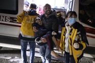 Một cậu bé được đưa lên xe cứu thương sau trận động đất mới nhất ở tỉnh Hatay (Thổ Nhĩ Kỳ) tối 20-2. Ảnh: AP