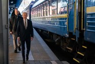 Tổng thống Mỹ Joe Biden đến nhà ga thủ đô Kiev trong chuyến thăm Ukraine ngày 20-2. Ảnh: AFP
