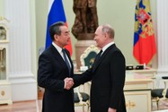 Tổng thống Nga Vladimir Putin (phải) gặp Chủ nhiệm Văn phòng Ủy ban Công tác Đối ngoại Trung ương đảng Cộng sản TQ Vương Nghị tại thủ đô Moscow ngày 22-2. Ảnh: TÂN HOA XÃ