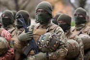 Lực lượng vũ trang Ukraine chuẩn bị cho một buổi lễ đánh dấu 1 năm kể từ khi xung đột Nga-Ukraine bùng nổ tại một căn cứ huấn luyện ở TP Salisbury (Anh). Ảnh: REUTERS