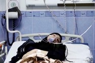 Nạn nhân của các vụ tấn công bằng chất độc tại trường học thở oxy tại một bệnh viện ở Iran. Ảnh: REUTERS