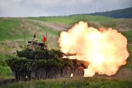 Xe tăng Type 16 của Nhật tập trận bắn đạn thật vào tháng 5-2020. Ảnh: AFP