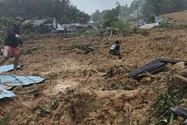 VIDEO: Lở đất ở Indonesia, 15 người thiệt mạng 