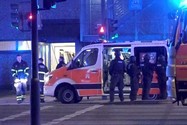 Nhân viên y tế và cảnh sát tại hiện trường vụ xả súng ở TP Hamburg (Đức) ngày 9-3. Ảnh: REUTERS