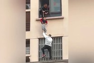 Video: Người đàn ông tay không leo tường cứu cậu bé bị mắc kẹt trên ban công 
