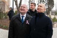 Tổng thống Nga Vladimir Putin (phải) và Thị trưởng TP Sevastopol - ông Mikhail Razvozhayev ở TP Sevastopol (Crimea) ngày 18-3. Ảnh: SPUTNIK