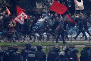 Đụng độ giữa cảnh sát và các nhóm vô chính phủ trên đường phố Paris hôm 23-3. Ảnh: REUTERS