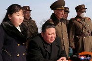 Nhà lãnh đạo Triều Tiên Kim Jong-un và con gái theo dõi một cuộc tập trận tên lửa trong bức này KCNA công bố ngày 20-3. Ảnh: KCNA