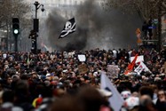 Cuộc biểu tình phản đối tăng tuổi nghỉ hưu ở thủ đô Paris (Pháp) hôm 23-3. Ảnh: REUTERS