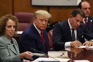 Cựu Tổng thống Mỹ Donald Trump (giữa) cùng nhóm pháp lý của ông tại tòa Hình sự quận Manhattan (New York) ngày 4-4. Ảnh: REUTERS