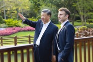 Chủ tịch TQ Tập Cận Bình (trái) và Tổng thống Pháp Emmanuel Macron đi dạo ở tỉnh Quảng Châu (TQ) vào ngày 7-4. Ảnh: TÂN HOA XÃ