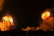 VIDEO: Bầu trời đêm rực sáng sau loạt không kích của Israel tại Dải Gaza 