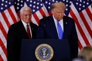 Ông Donald Trump (phải) và ông Mike Pence nhận xét về kết quả ban đầu của cuộc bầu cử tổng thống Mỹ năm 2020 tại Phòng phía Đông của Nhà Trắng, thủ đô Washington D.C (Mỹ) ngày 4-11-2020. Ảnh: REUTERS