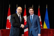 Thủ tướng Ukraine Denys Shmyhal (trái) và Thủ tướng Canada Justin Trudeau tại TP Toronto, bang Ontario (Canada) ngày 11-4. Ảnh: REUTERS