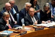 Ngoại trưởng Nga Sergei Lavrov (giữa) ngồi cạnh Tổng thư ký LHQ Antonio Guterres (trái) trong cuộc họp của HĐBA LHQ tại TP New York (Mỹ) ngày 24-4. Ảnh: AFP