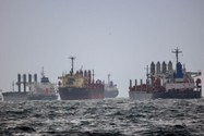 Tàu thuyền chờ kiểm tra theo Thỏa thuận ​​Ngũ cốc Biển Đen tại eo biển Bosphorus (Thổ Nhĩ Kỳ) ngày 11-12-2022. Ảnh: REUTERS