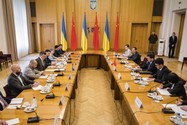 Ngoại trưởng Ukraine Dmytro Kuleba (ở giữa bên trái) và Đặc phái viên Trung Quốc Lý Huy (ở giữa bên phải) trong cuộc hội đàm tại thủ đô Kiev (Ukraine) ngày 17-5. Ảnh: BỘ NGOẠI GIAO UKRAINE