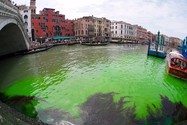 VIDEO: Nước kênh ở Venice đổi màu xanh huỳnh quang, cảnh sát vào cuộc