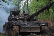 Binh sĩ Ukraine ở Donbass (Ukraine) ngày 23-5. Ảnh: AP
