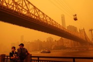 Khói bao phủ bầu trời quận Manhattan (TP New York, Mỹ) ngày 7-6. Ảnh: REUTERS