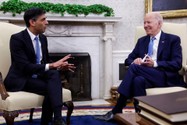 Thủ tướng Anh Rishi Sunak (trái) và Tổng thống Mỹ Joe Biden tại Phòng Bầu dục (Nhà Trắng, thủ đô Washington D.C, Mỹ) ngày 8-6. Ảnh: REUTERS