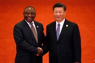 Tổng thống Nam Phi Cyril Ramaphosa (trái) và Chủ tịch TQ Tập Cận Bình tại Diễn đàn Hợp tác Trung Quốc-Châu Phi ở thủ đô Bắc Kinh (TQ) ngày 3-9-2018. Ảnh: AFP