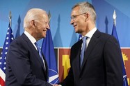 Tổng thư ký NATO Jens Stoltenberg (phải) gặp Tổng thống Mỹ Joe Biden tại hội nghị thượng đỉnh NATO ở thủ đô Madrid (Tây Ban Nha) vào ngày 29-6-2022. Ảnh: AP
