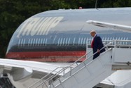 Cựu Tổng thống Mỹ Donald Trump đến Sân bay Quốc tế Miami (bang Florida) ngày 12-6 để chuẩn bị cho phiên tòa về các cáo buộc tài liệu mật. Ảnh: REUTERS