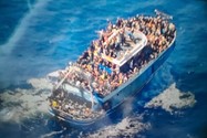 Những người di cư trên chiếc thuyền ngoài khơi Hy Lạp. Ảnh: LỰC LƯỢNG BẢO VỆ BỜ BIỂN HY LẠP