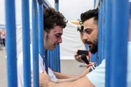 VIDEO: Nghẹn lòng cảnh nạn nhân vụ đắm tàu ​​ở Hy Lạp gặp lại anh trai qua hàng rào 