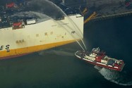 VIDEO: Dốc sức dập lửa trên tàu chở 1.200 ô tô, 2 lính cứu hỏa thiệt mạng 