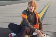 VIDEO: Liều lĩnh ngồi chặn đường băng sân bay kêu gọi bảo vệ môi trường 