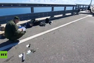 Các nhà điều tra Nga làm việc tại cầu Crimea sau vụ tấn công ngày 17-7. Ảnh: RT